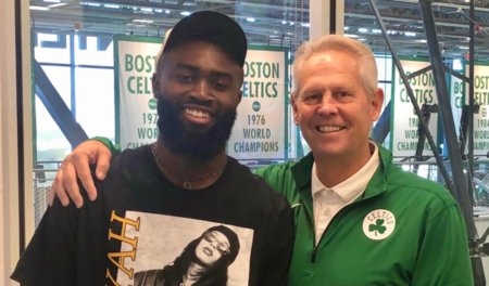 巴媒：奥斯卡近期饱受伤病困扰，他正考虑与圣保罗解约并退役（巴西媒体：奥斯卡近来伤病缠身，正考虑与圣保罗解约并选择退役）