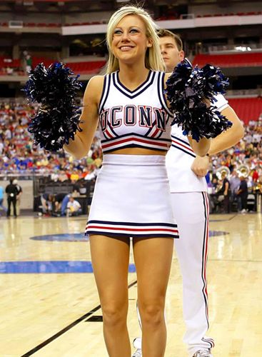 投疯了！鲍尔三分再中打停老鹰&一节半16记三分 分差24分（三分狂潮！鲍尔再中迫停老鹰，1节半轰进16记三分领先24分）