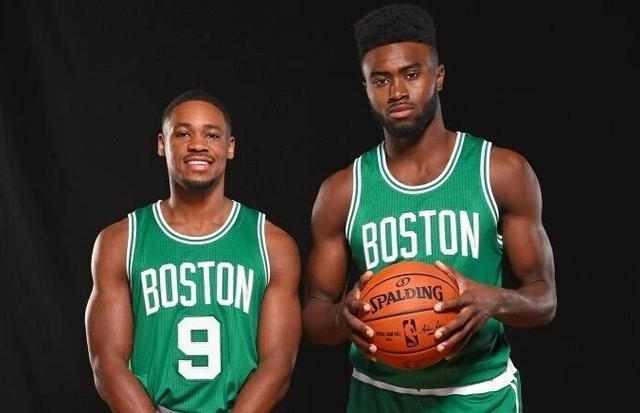 什么情况？湖人里夫斯下半场未首发 随后收到里夫斯退出比赛消息（湖人里夫斯下半场未首发，随后宣布退赛）