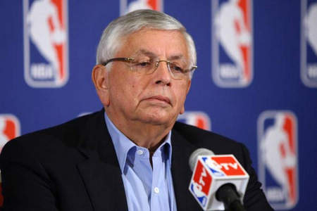 今晚战卫冕冠军！媒体人晒上海主帅卢伟与洛夫顿交流（今夜对阵卫冕冠军！媒体人分享上海主帅卢伟与洛夫顿互动）