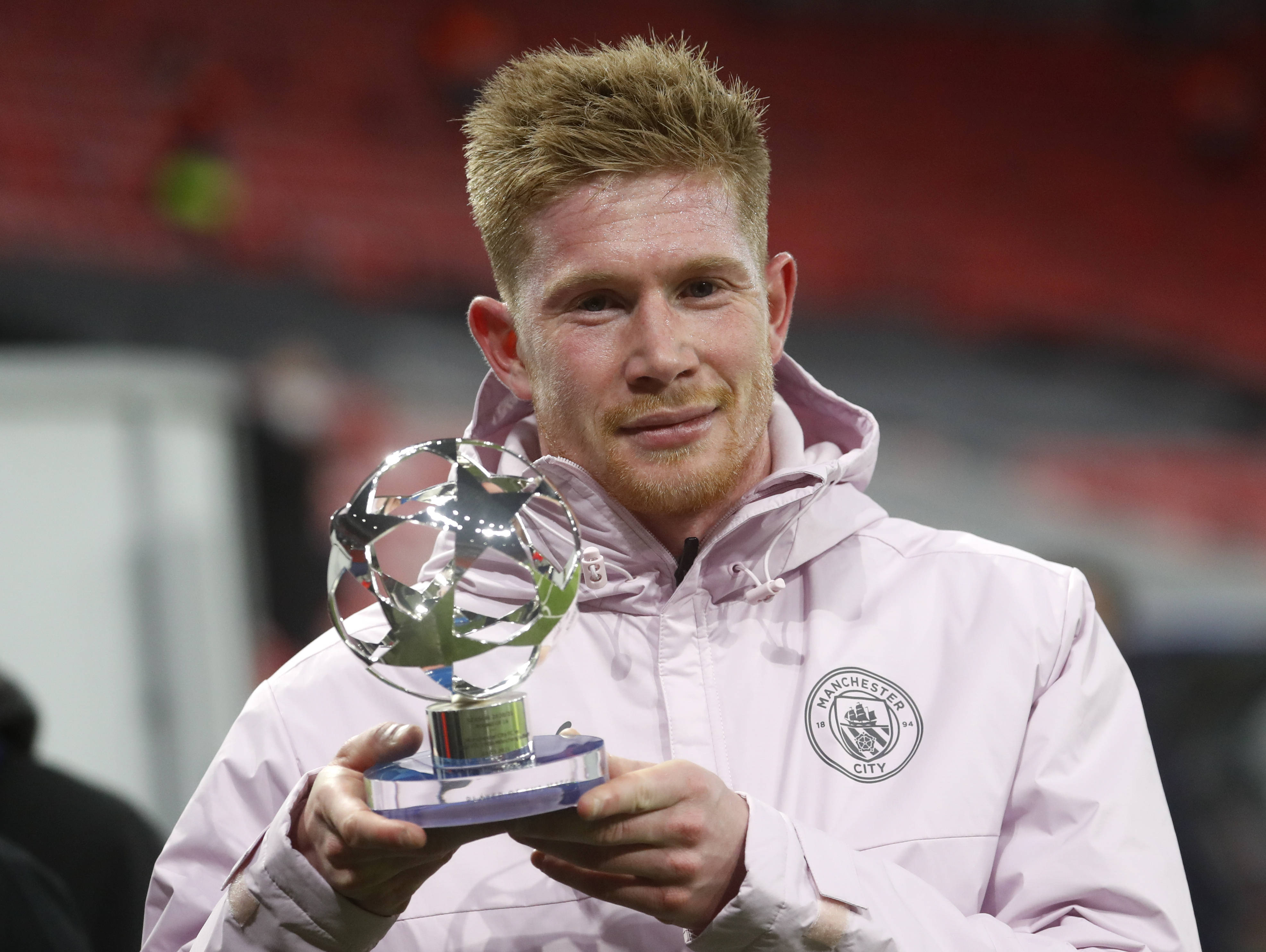 西甲第16轮红黑榜：西班牙集泡面头双星，拉菲尼亚生日快乐（西甲16轮红黑榜：西班牙泡面头双星抢镜，拉菲尼亚喜迎生日）