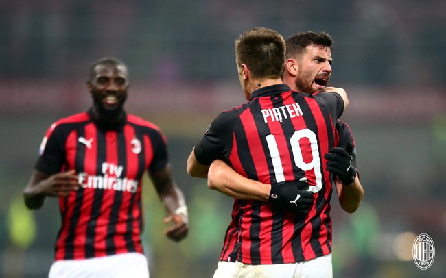 海港6日上午转道新加坡去新山，颜骏凌、徐新获颁纪念球衣（海港队6日上午经新加坡转赴新山，颜骏凌、徐新获赠纪念球衣）