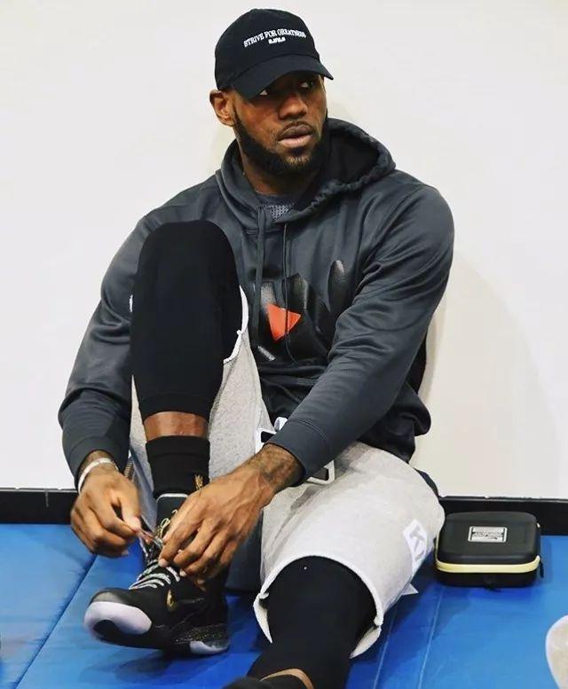 欧冠92年改制后戴帽数前10：梅西、C罗8次第1，姆巴佩5次第4（自1992年欧冠改制以来帽子戏法次数前十：梅西、C罗各8次并列第一，姆巴佩5次居第4）