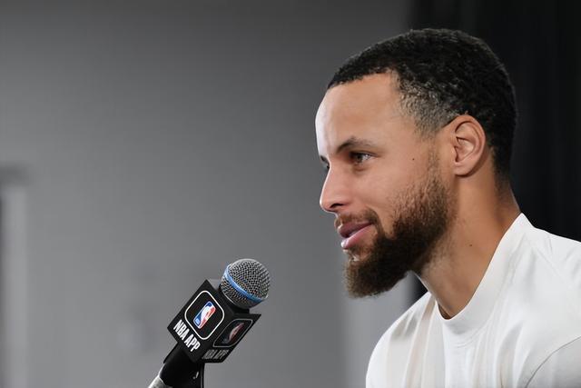 前锋远射破门，全场欢呼（前锋一脚远射破网，全场沸腾）