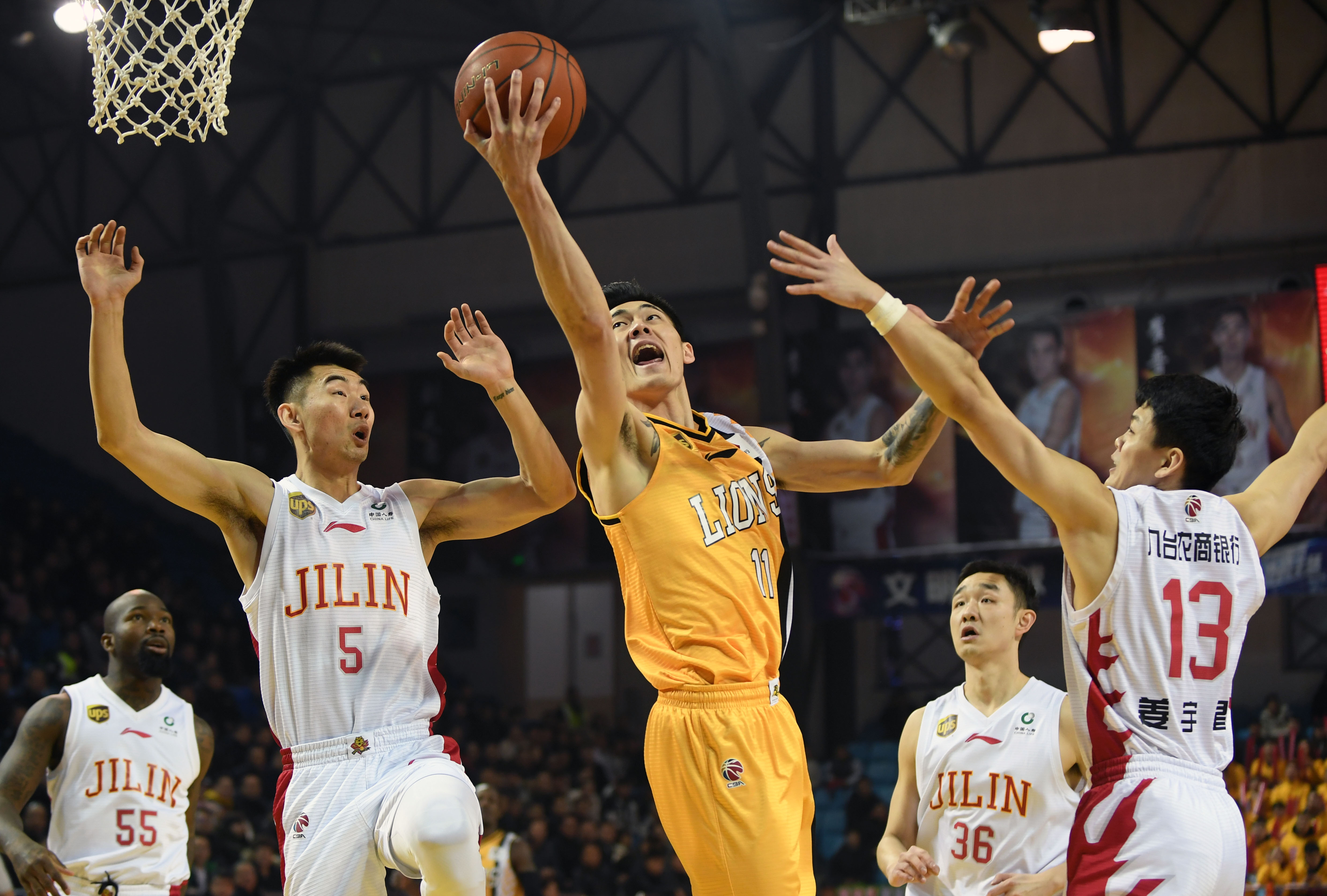 科克获赠马竞700场里程碑纪念球衣，并与全队合影留念（科克获马竞700场里程碑纪念战袍，全队合影致敬）