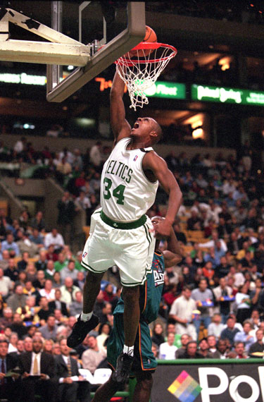 国足备战强度升级，全队深夜加练（国足备战强度加码，全员深夜加练）